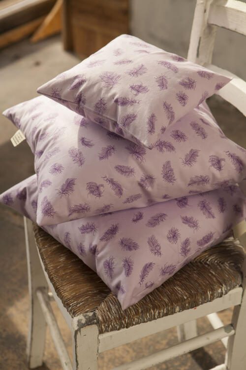 Fioletowe poduszki wypełnione piórami i puchem.jpg
